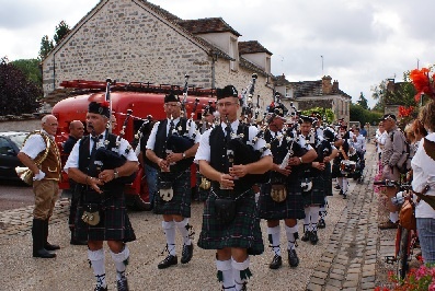 Défilé des joueurs de cornemuse du 91srt highlanders Pipe band