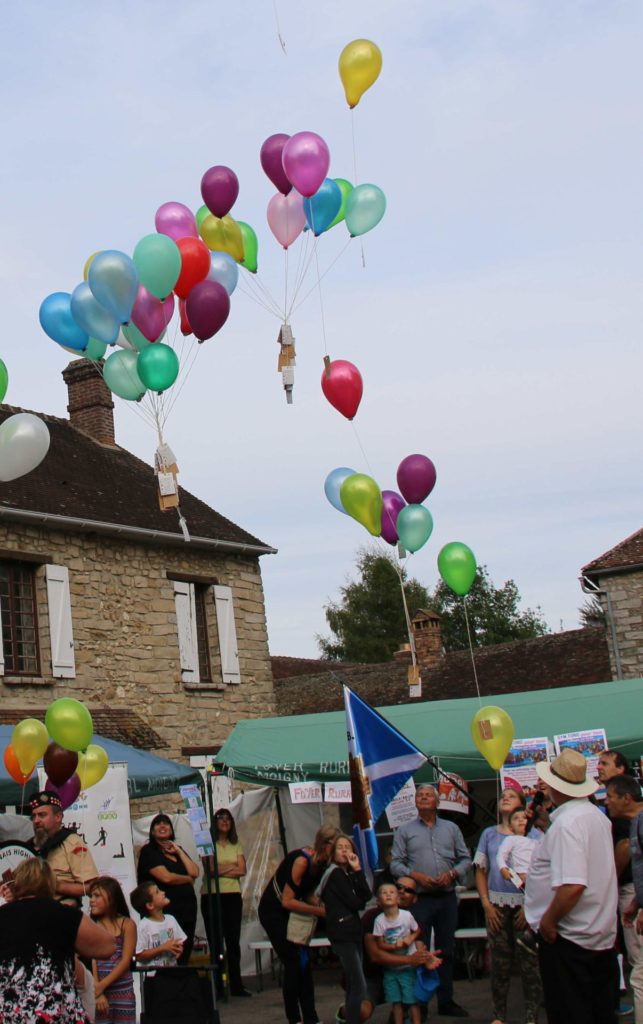 Marché rural animation lâcher de ballon