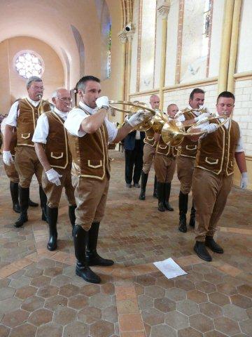 Sonneurs de trompes de chasse a l'église